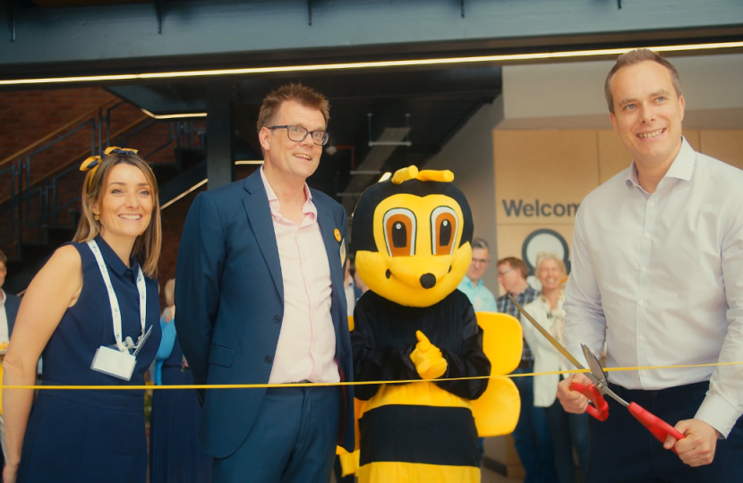 David cuts ribbon and opens Bee House at Milton Park