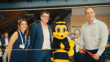 David cuts ribbon and opens Bee House at Milton Park