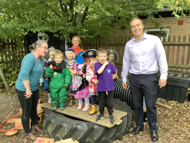 David visits Stanford in the Vale Pre-School